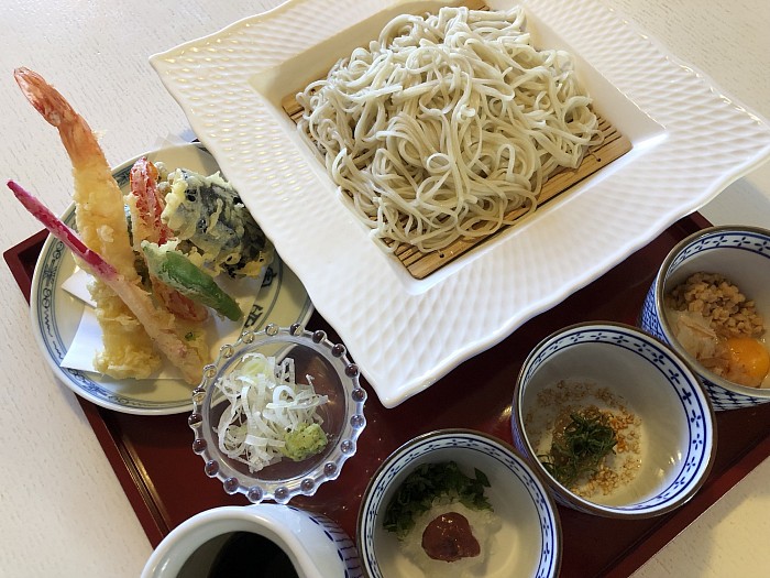 三種類のタネも天ぷらも楽しめます。